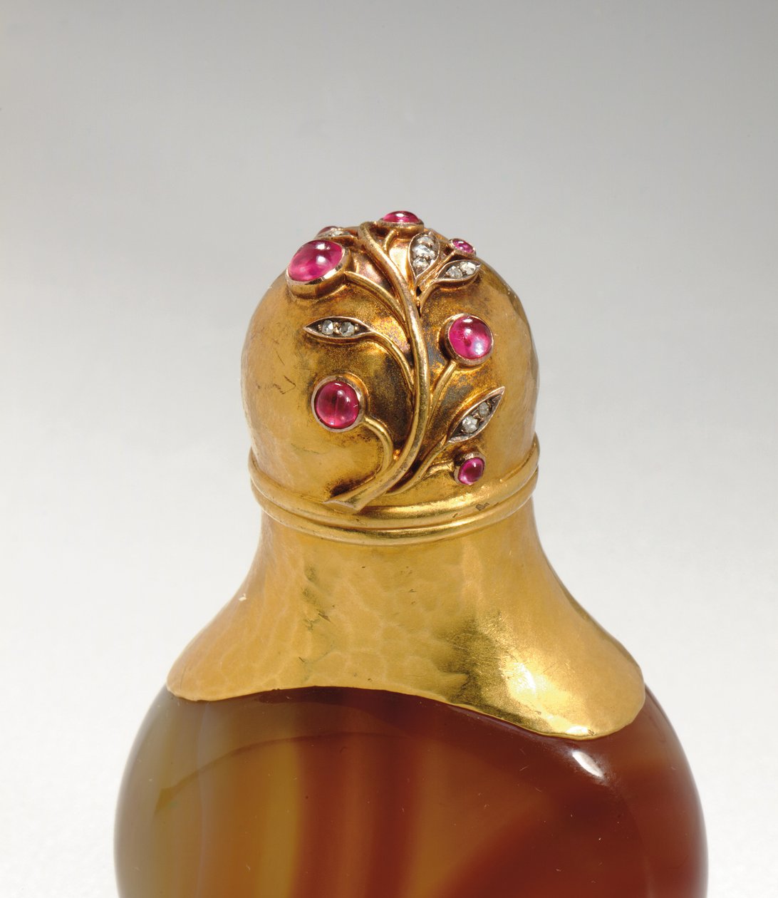 Duftflaske, arbeidsmestermerke av Erik Kollin, St. Petersburg, ca.1890 av Carl Fabergé