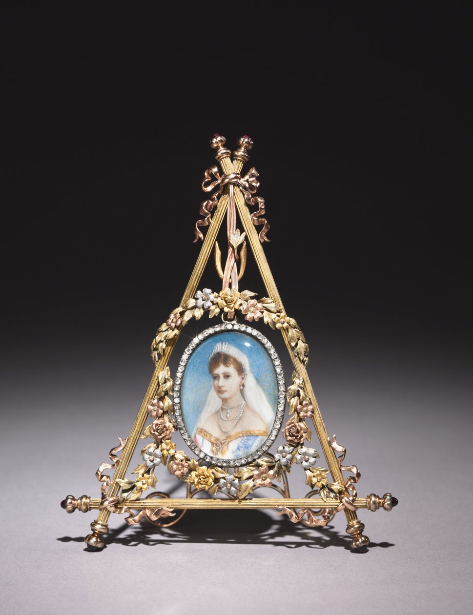 Trekantet ramme med portrett av tsarina Alexandra Feodorovna, 1896-1908 av Carl Fabergé