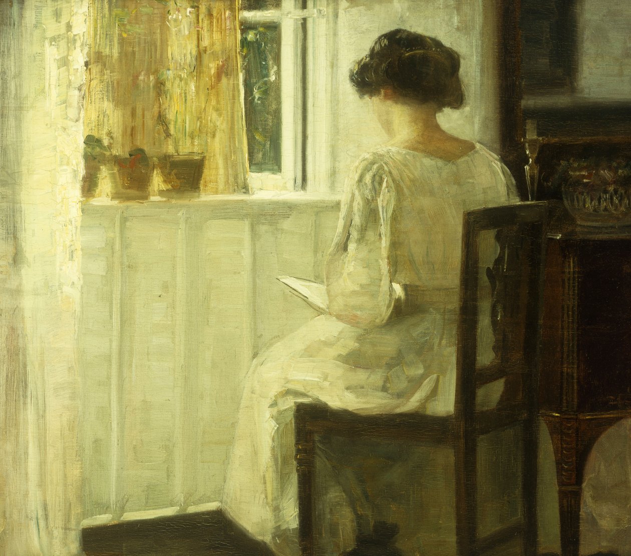 En kvinne som leser i et solbelyst interiør (olje på panel) av Carl Holsoe