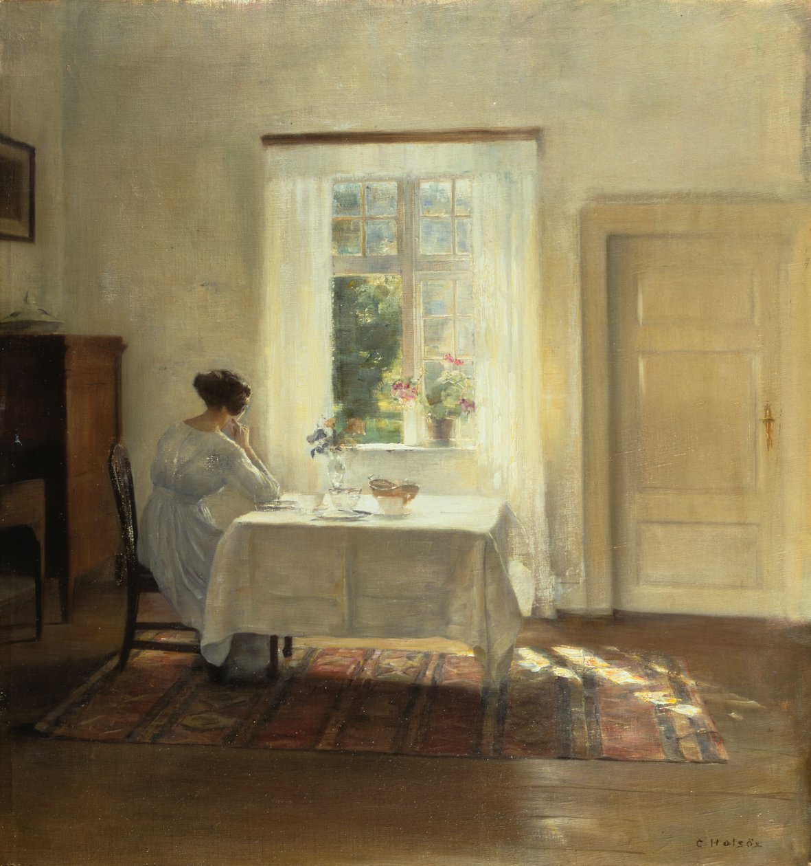 En kvinne som sitter ved et bord ved et vindu, ca. 1900 (olje på lerret) av Carl Holsoe
