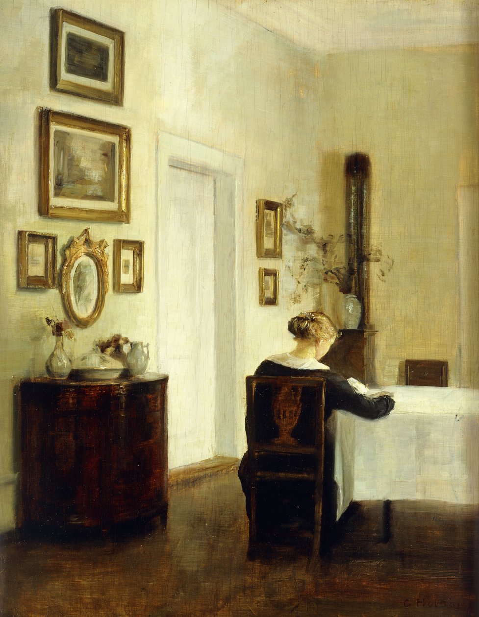 En kvinne ved et bord i et interiør av Carl Holsoe