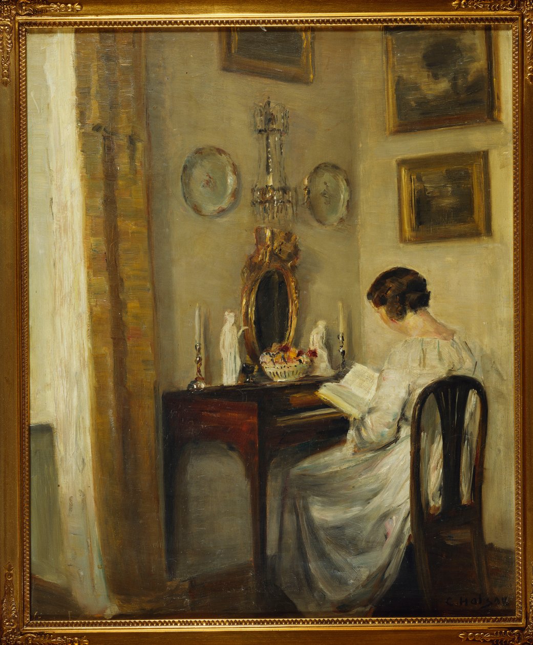 Et interiør med en jente som leser ved et skrivebord (olje på lerret) av Carl Holsoe