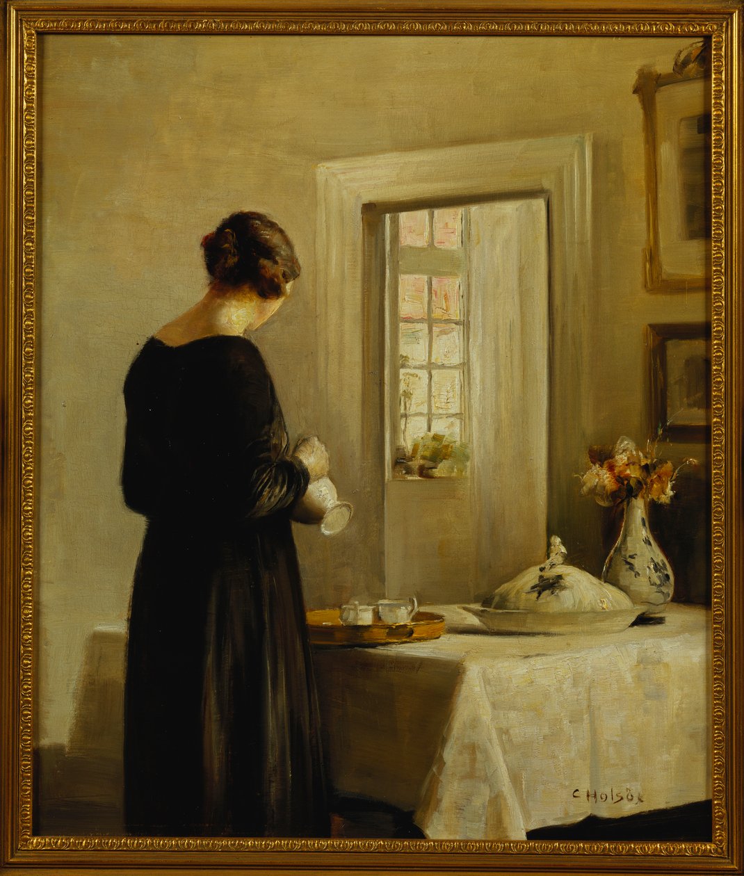 Et interiør med en kvinne ved et bord (olje på lerret) av Carl Holsoe
