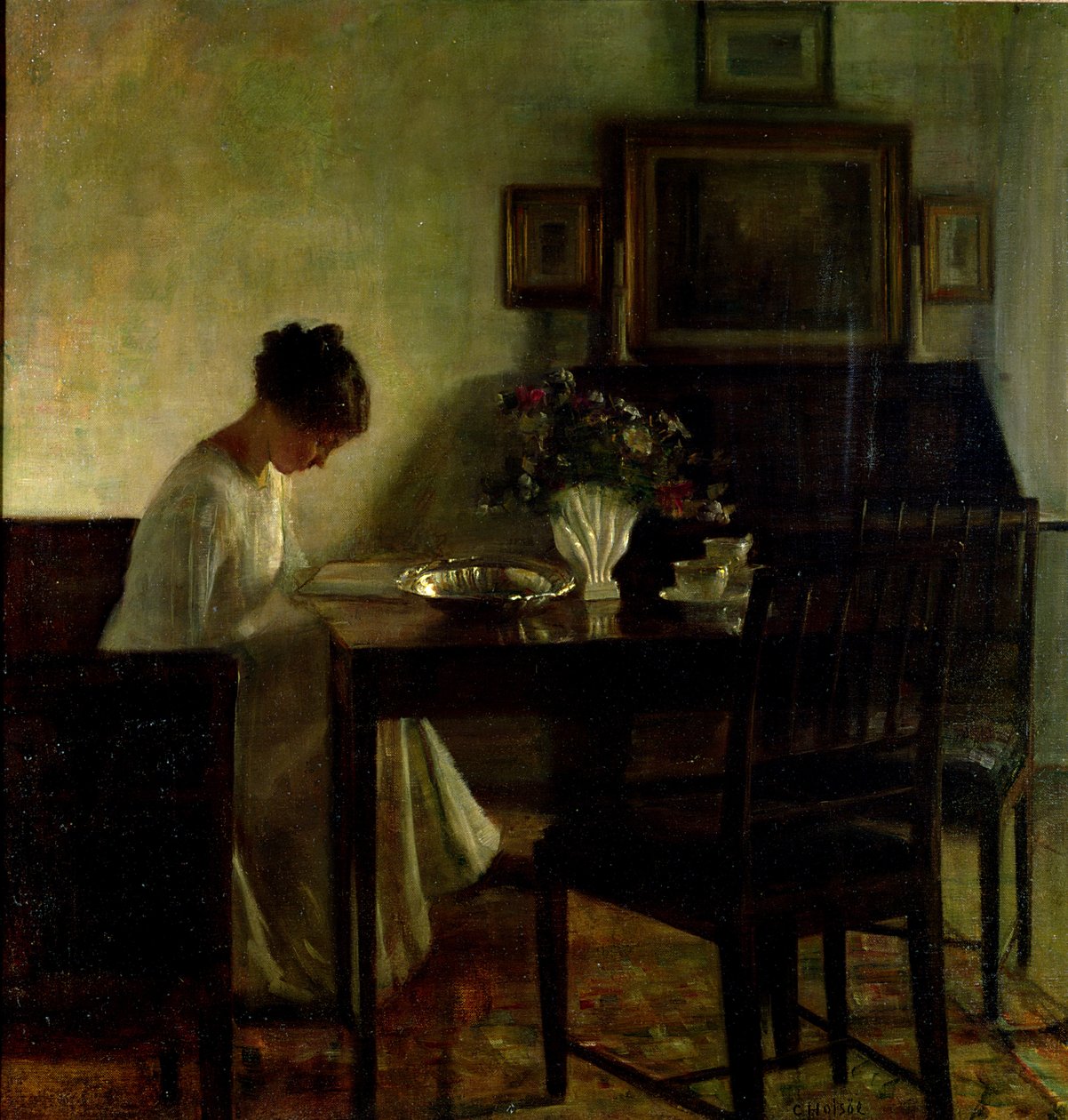Jente som leser i et interiør av Carl Holsoe