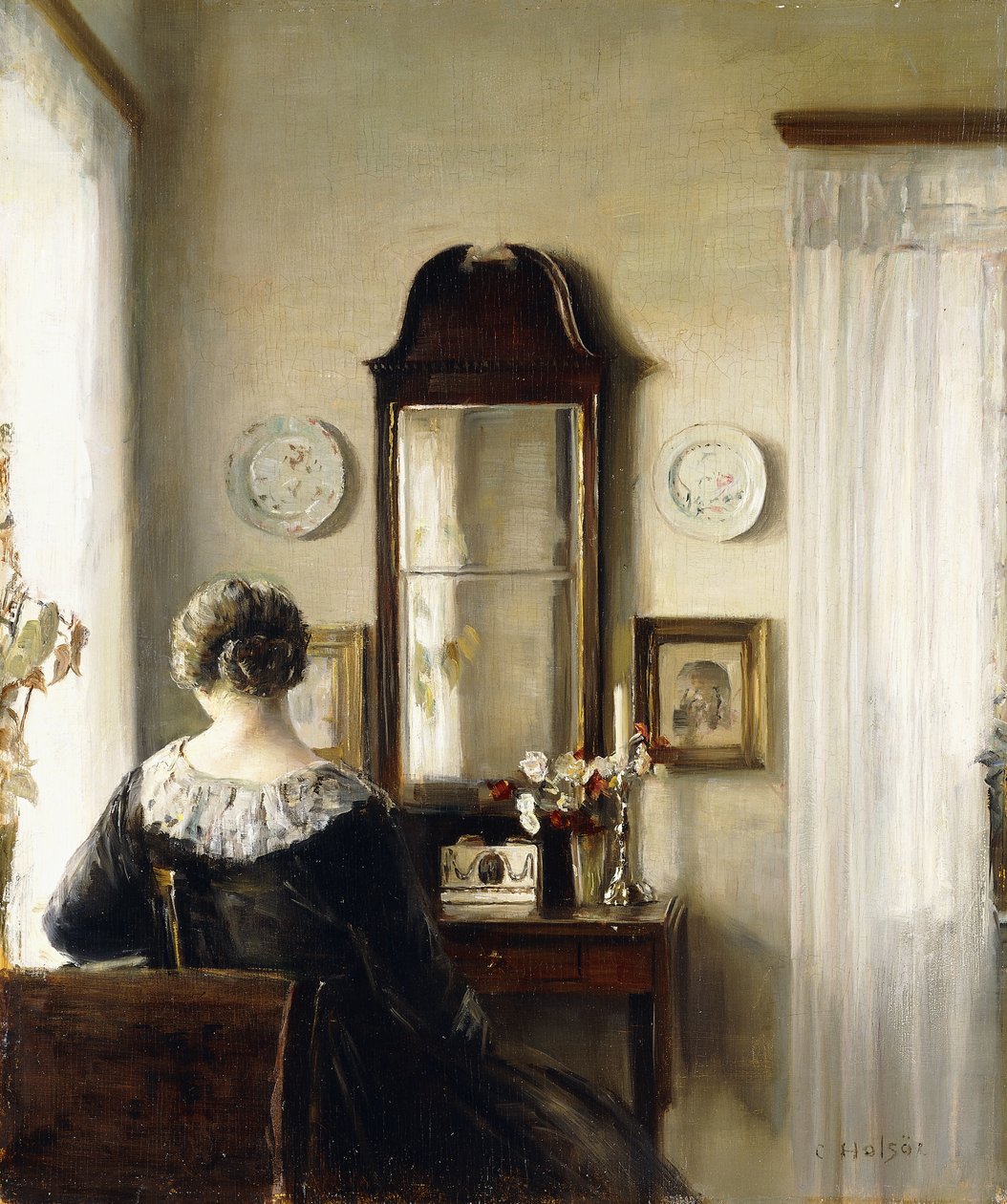 Interiør med en sittende kvinne ved et vindu av Carl Holsoe
