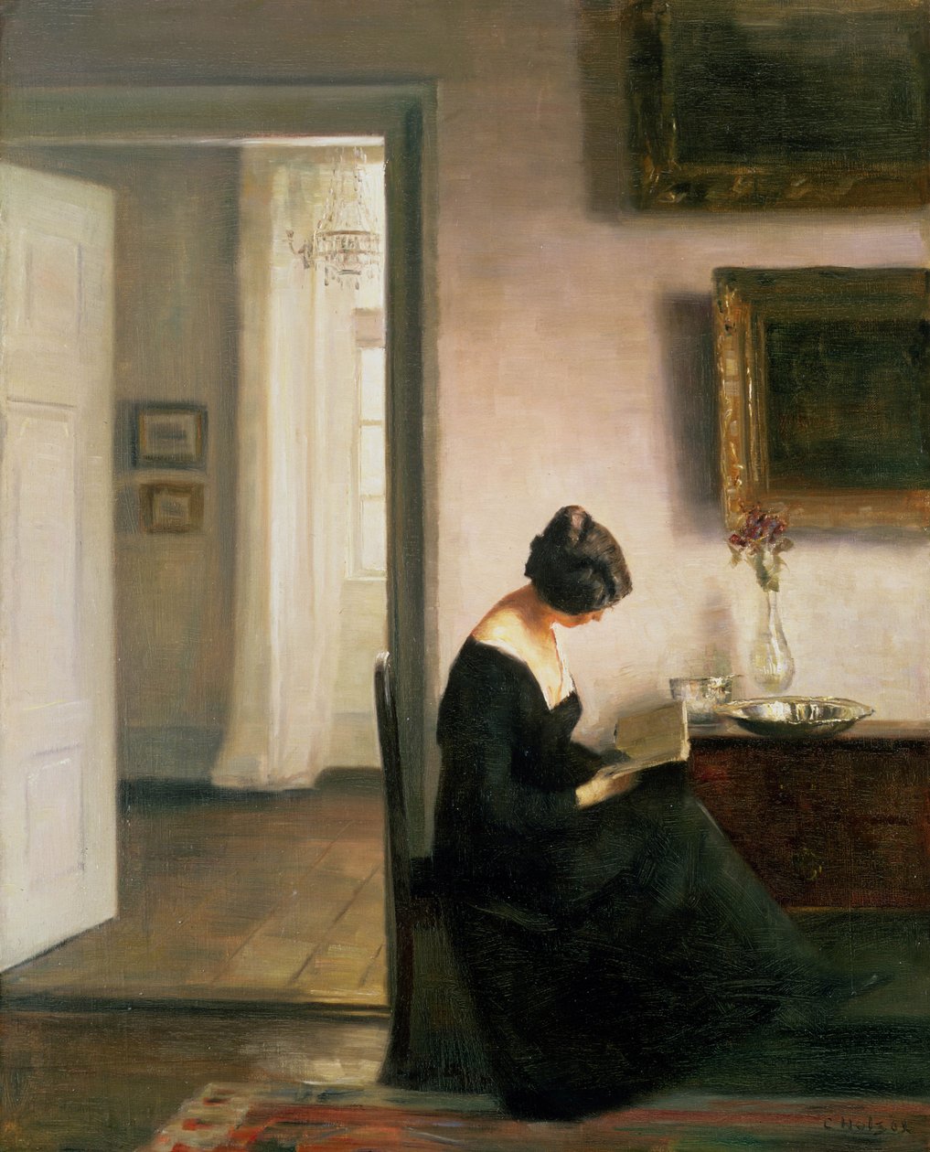 Kvinne som leser i et interiør av Carl Holsoe