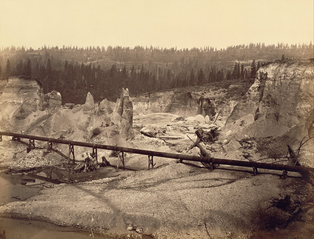 Malakoff Diggings, North Bloomfield, California av Carleton E. Watkins