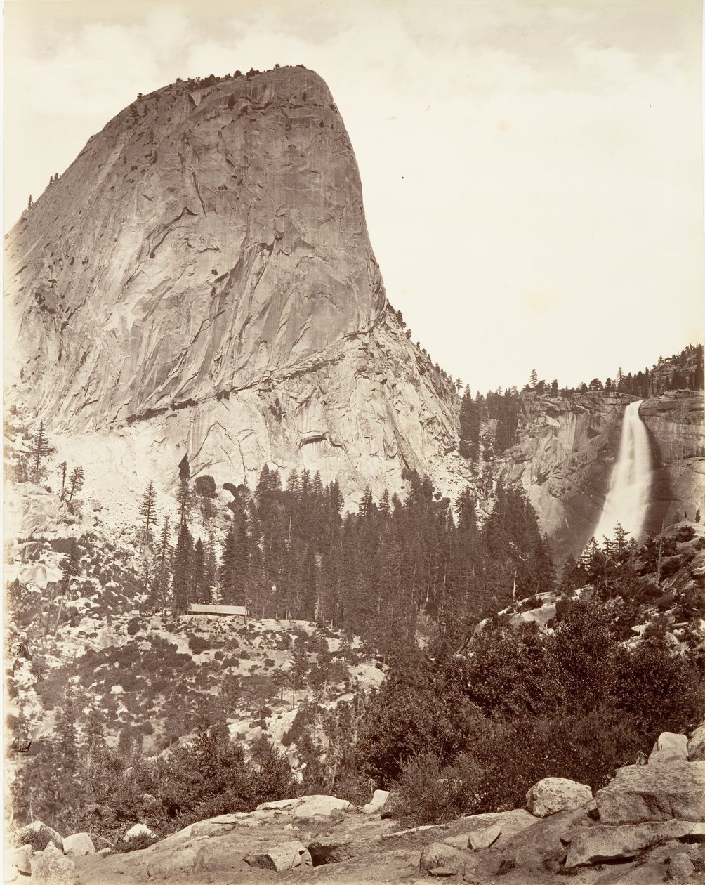 Cap of Liberty og Nevada Fall, Yosemite, ca. 1872, trykt ca. 1876. av Carleton E. Watkins.
