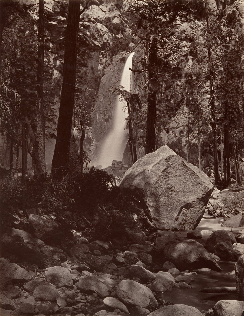 Nedre Yosemite Fall, 1600 fot, ca. 1872, trykt ca. 1876. av Carleton E. Watkins.