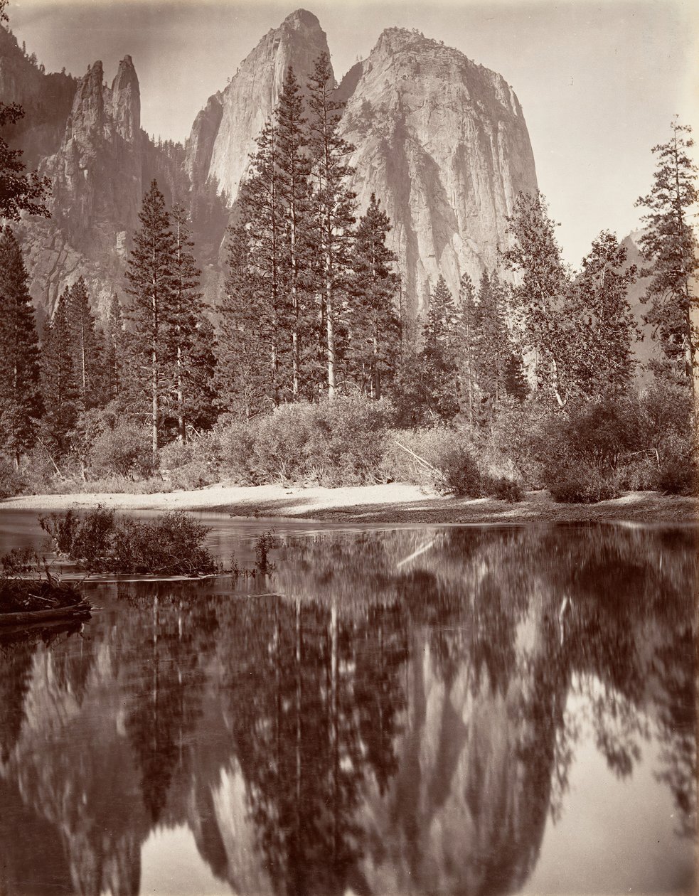 Speilutsikt over Cathedral Rocks, Yosemite, ca. 1872, trykt ca. 1876. av Carleton E. Watkins.