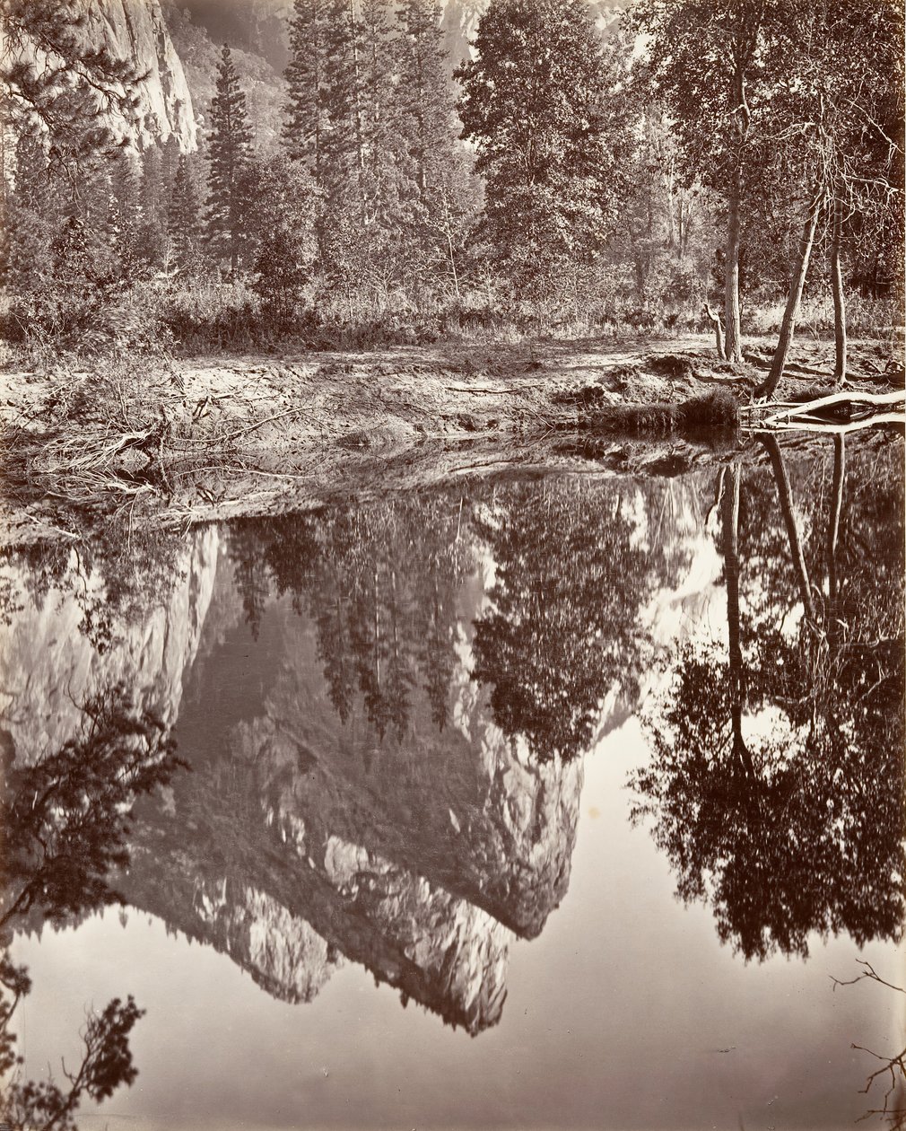 Mirror View of the Three Brothers, Yosemite, ca. 1872, trykt ca. 1876. av Carleton E. Watkins.