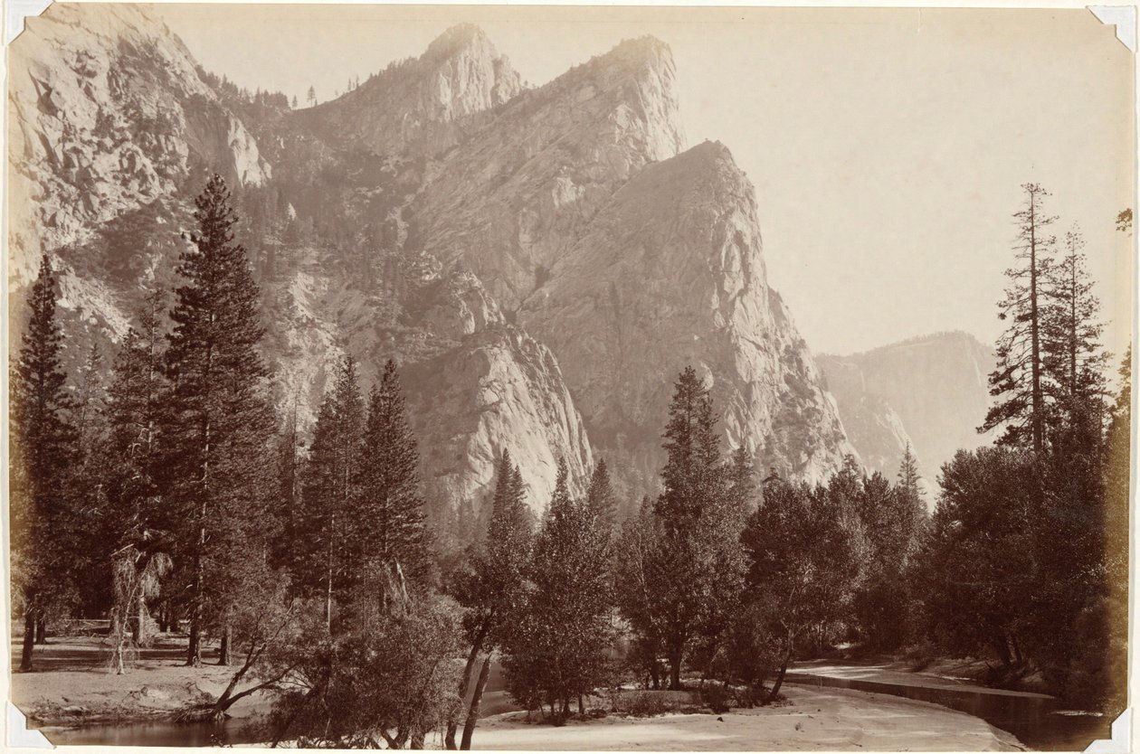 The Three Brothers, 4480 fot, Yosemite Valley av Carleton E. Watkins