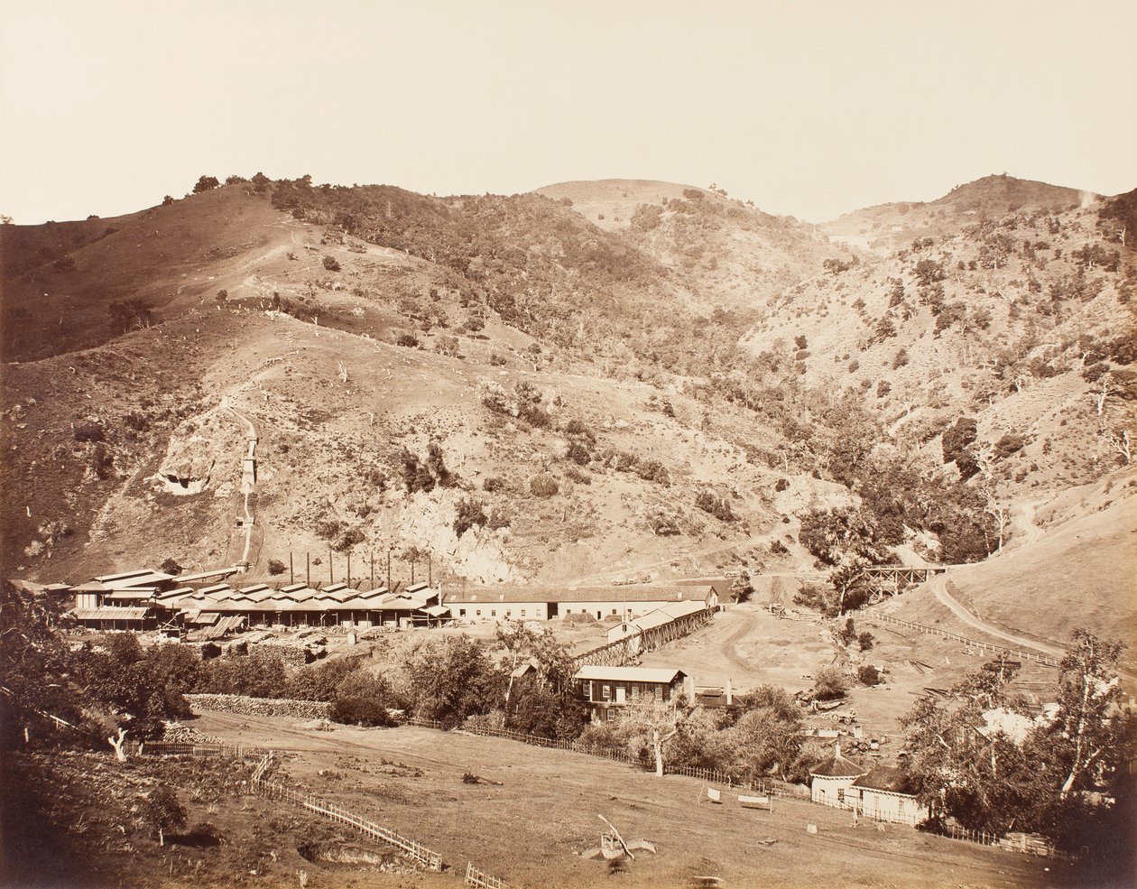 The Works and the Mine, New Almaden, Santa Clara, California av Carleton E. Watkins