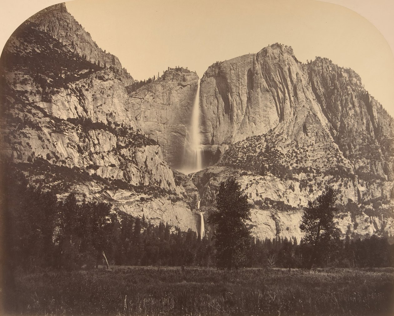 2637 Ft. Yosemite Fall, sett forfra, 1861. av Carleton Emmons Watkins
