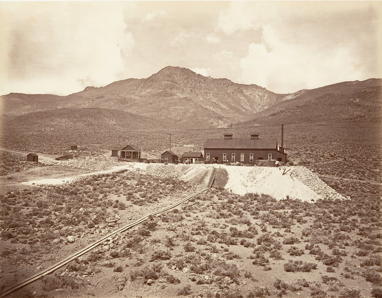 Bygninger av Sutro Tunnel, 1875, trykt ca. 1876. av Carleton Emmons Watkins