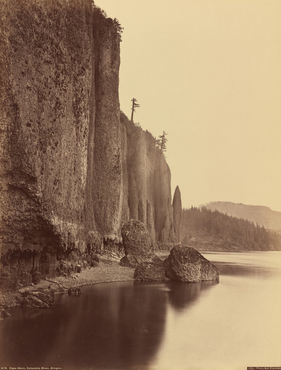 Cape Horn, Columbia River, Oregon, 1867. av Carleton Emmons Watkins