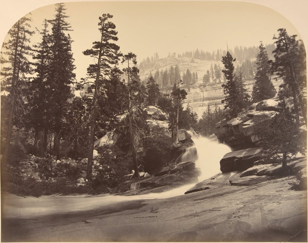 Cascade, Nevada Fall til venstre, utsikt over Vernal Fall, 1861. av Carleton Emmons Watkins