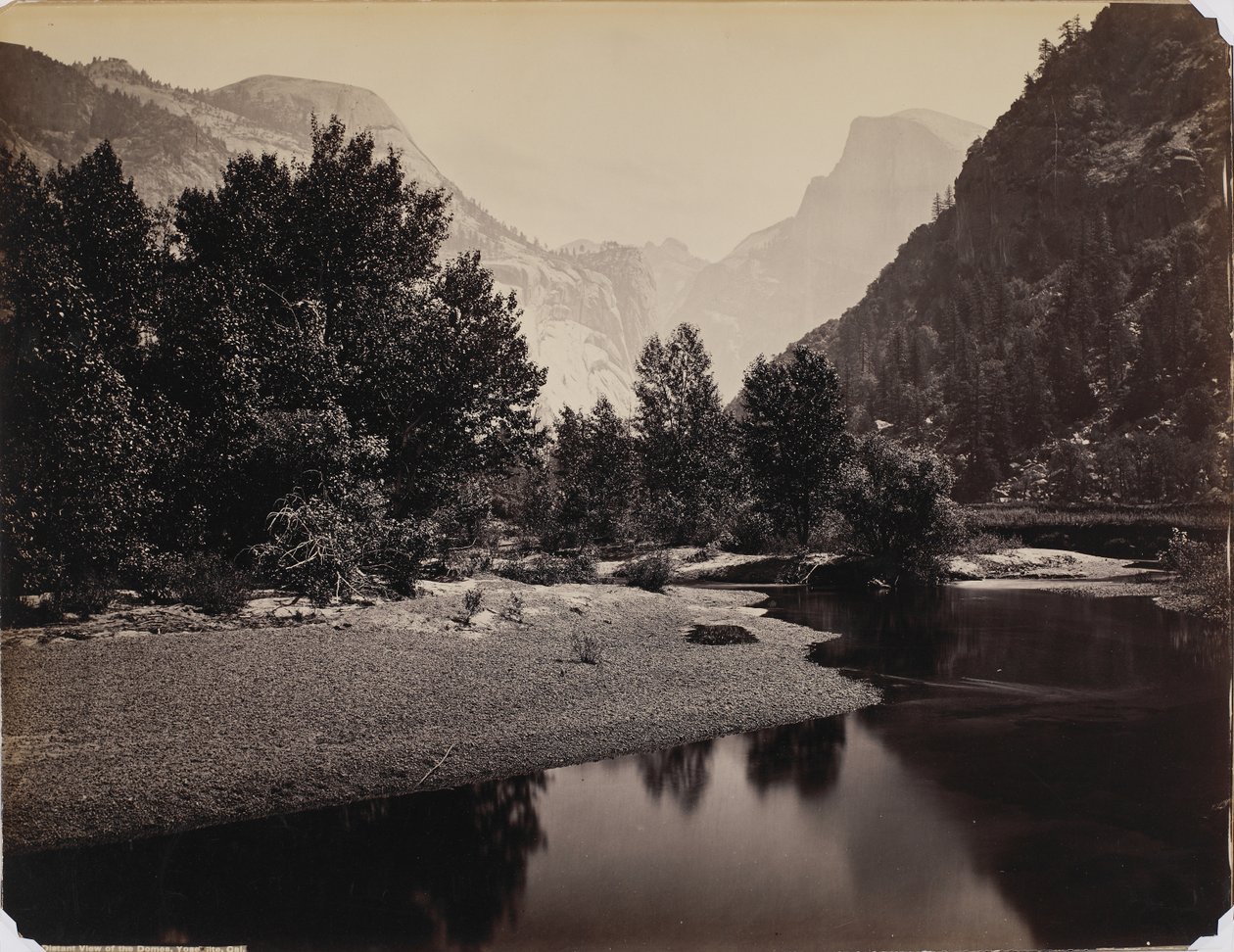 Distant View of the Domes, Yosemite Valley, California, ca. 1866 (albumtrykk) av Carleton E. Watkins