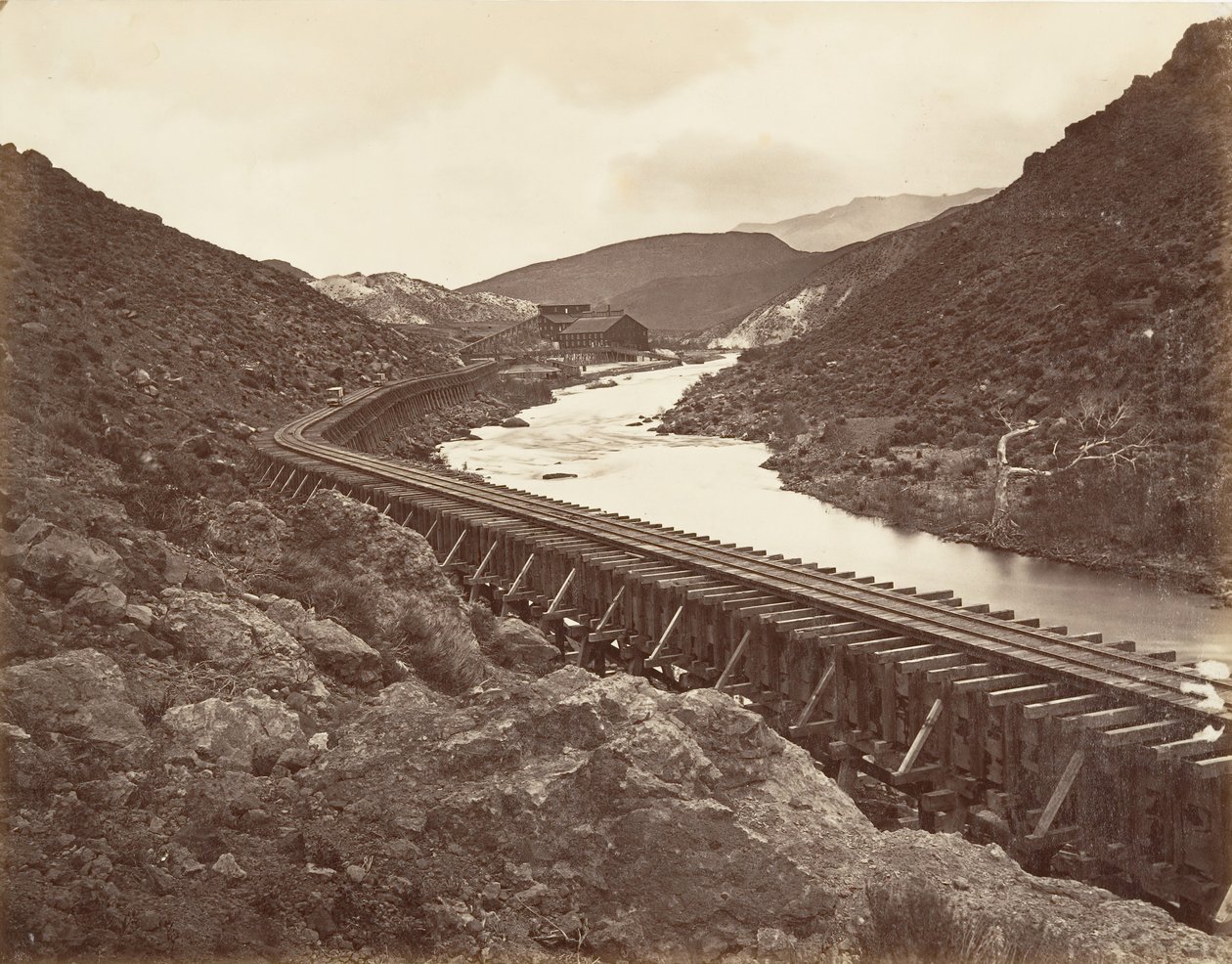 Eureka Quartz Mill and Flume, Nevada, 1875, trykt ca. 1876. av Carleton Emmons Watkins