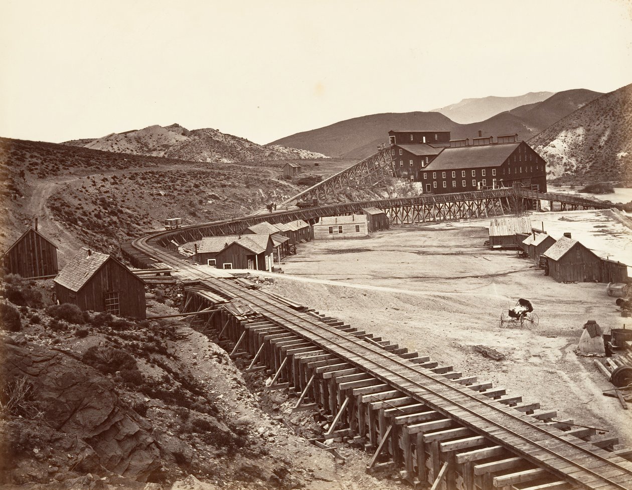 Eureka Quartz Mill and Flume, Nevada, 1875, trykt ca. 1876. av Carleton Emmons Watkins