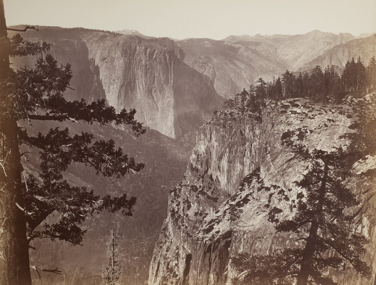 Første utsikt over Yosemite Valley fra Mariposa Trail, 1865-66 av Carleton E. Watkins