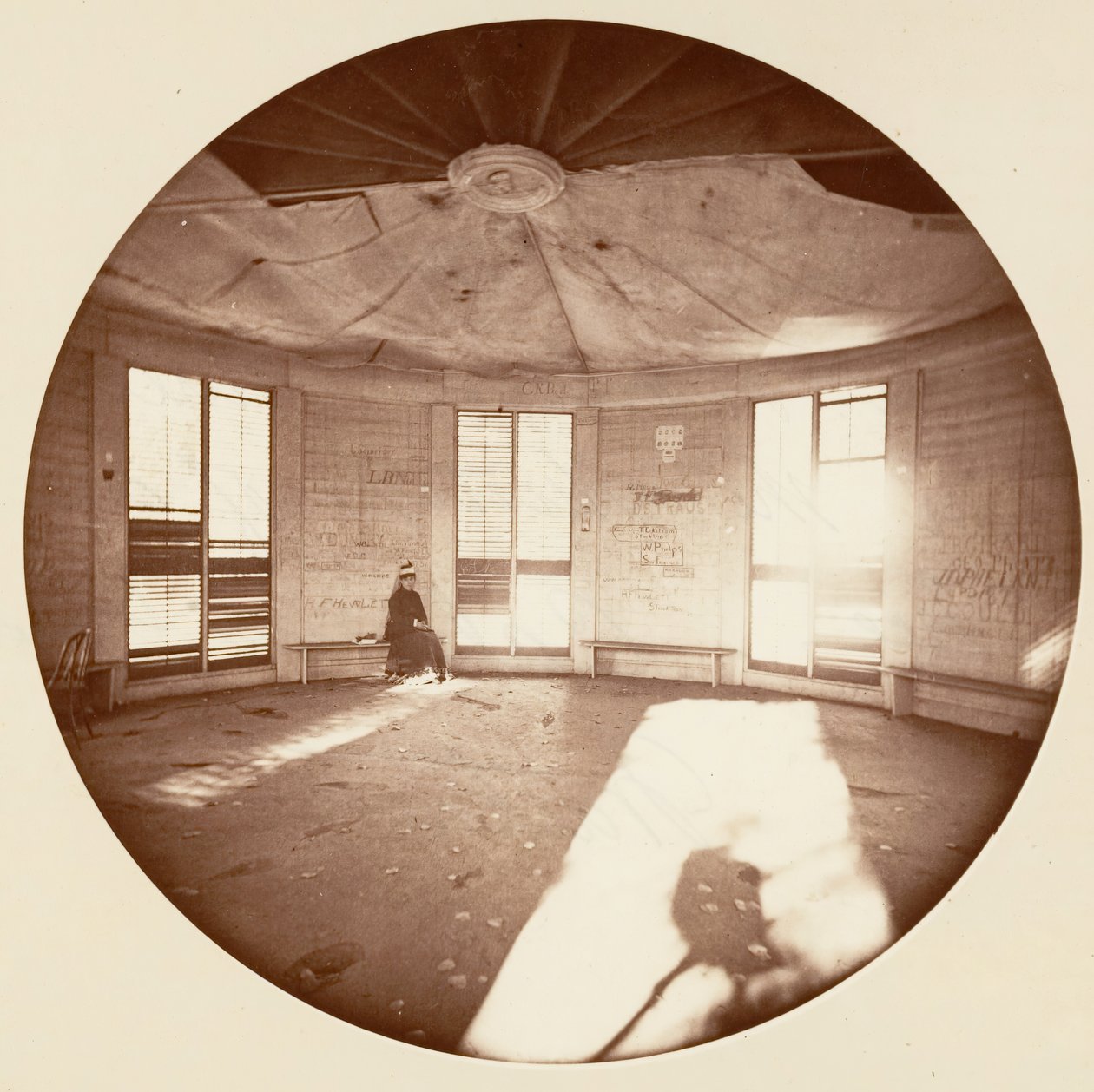 Interiør av paviljong bygget på trestubben, C. Grove, ca. 1878. av Carleton Emmons Watkins