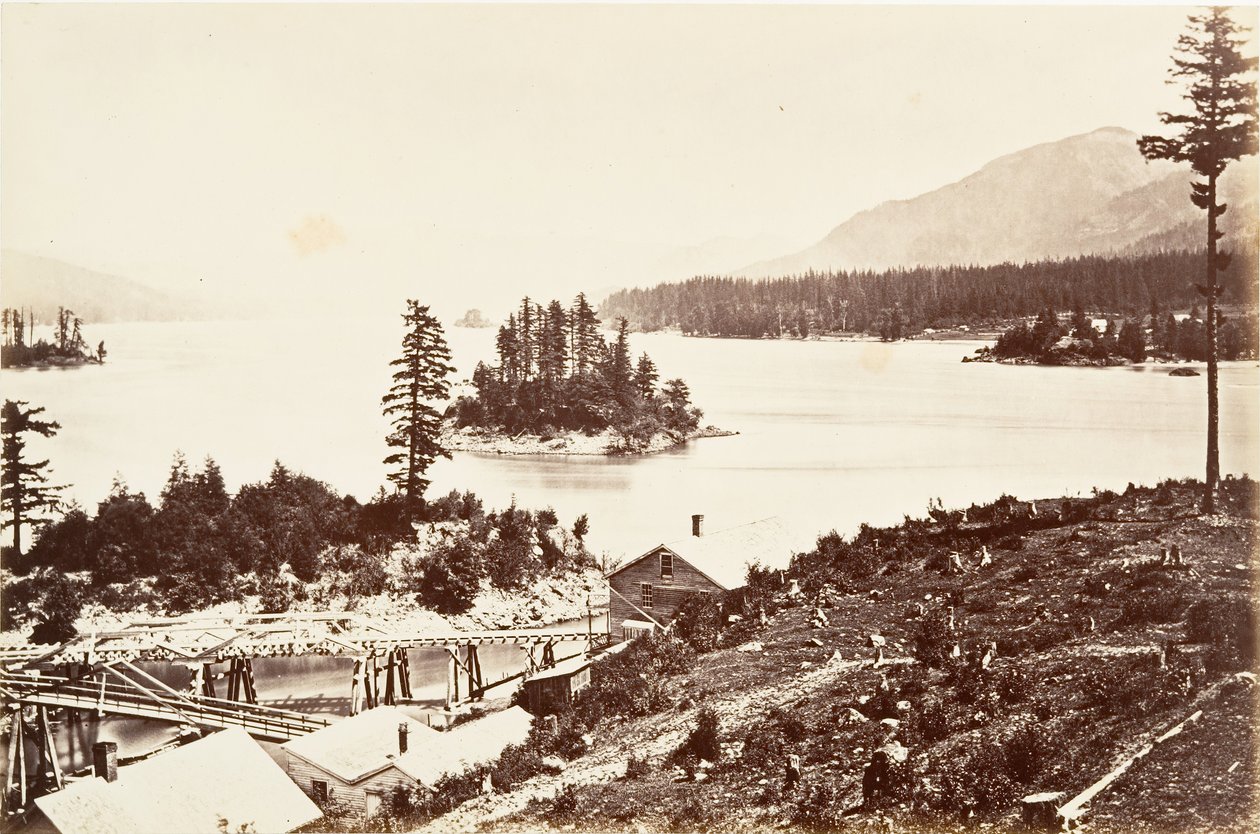 Islands in the Upper Cascades, Oregon, 1867, trykt ca. 1876. av Carleton Emmons Watkins