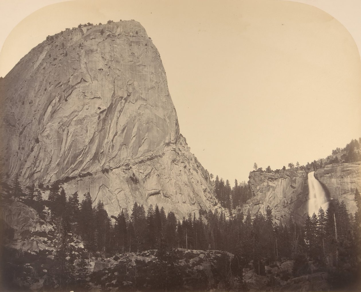 Mt. Broderick og Nevada Fall. Fall = 700 fot, 1861, Yosemite. av Carleton Emmons Watkins