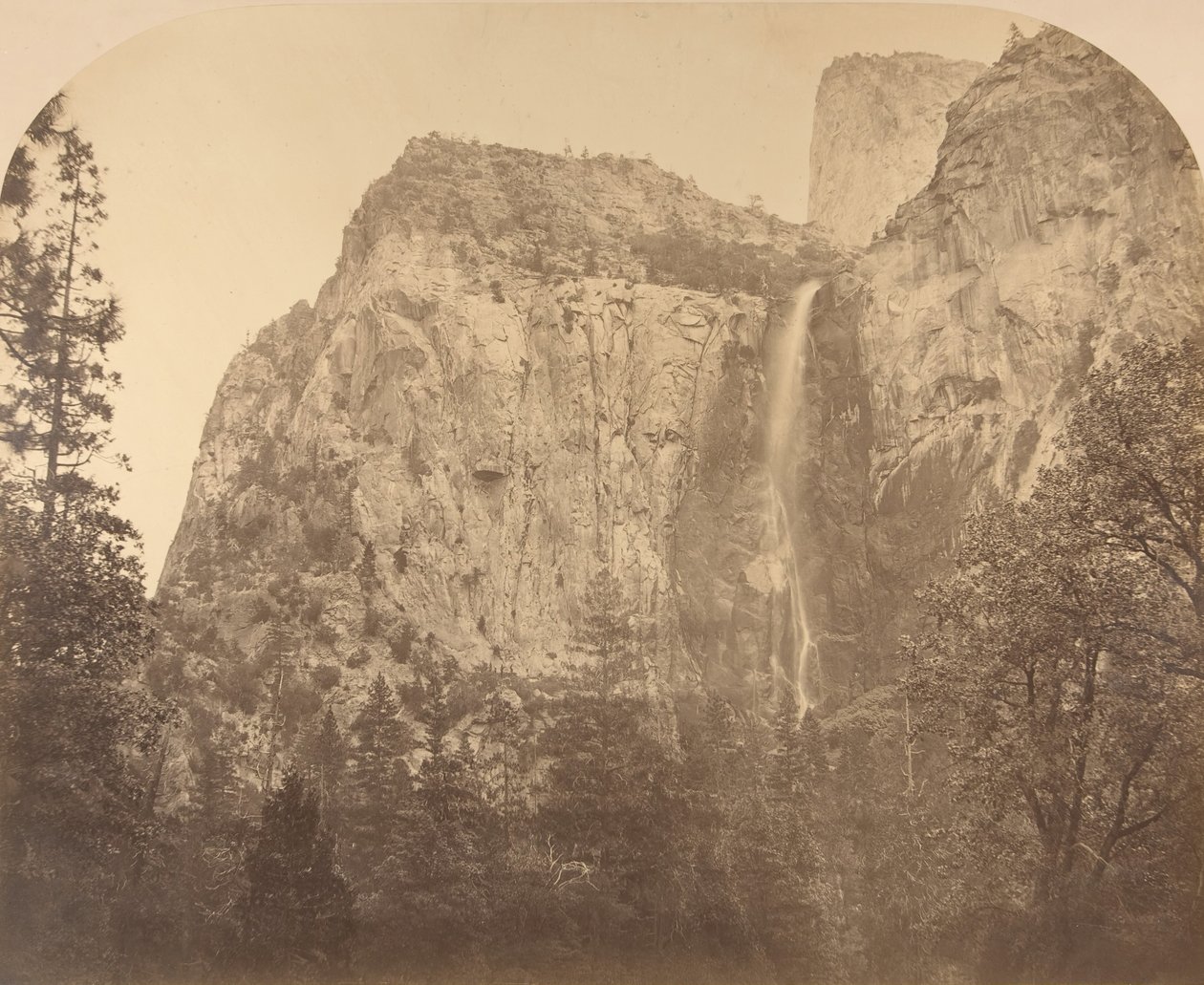 Drive, Brudeslør, 900 fot, Yosemite, 1861. av Carleton Emmons Watkins
