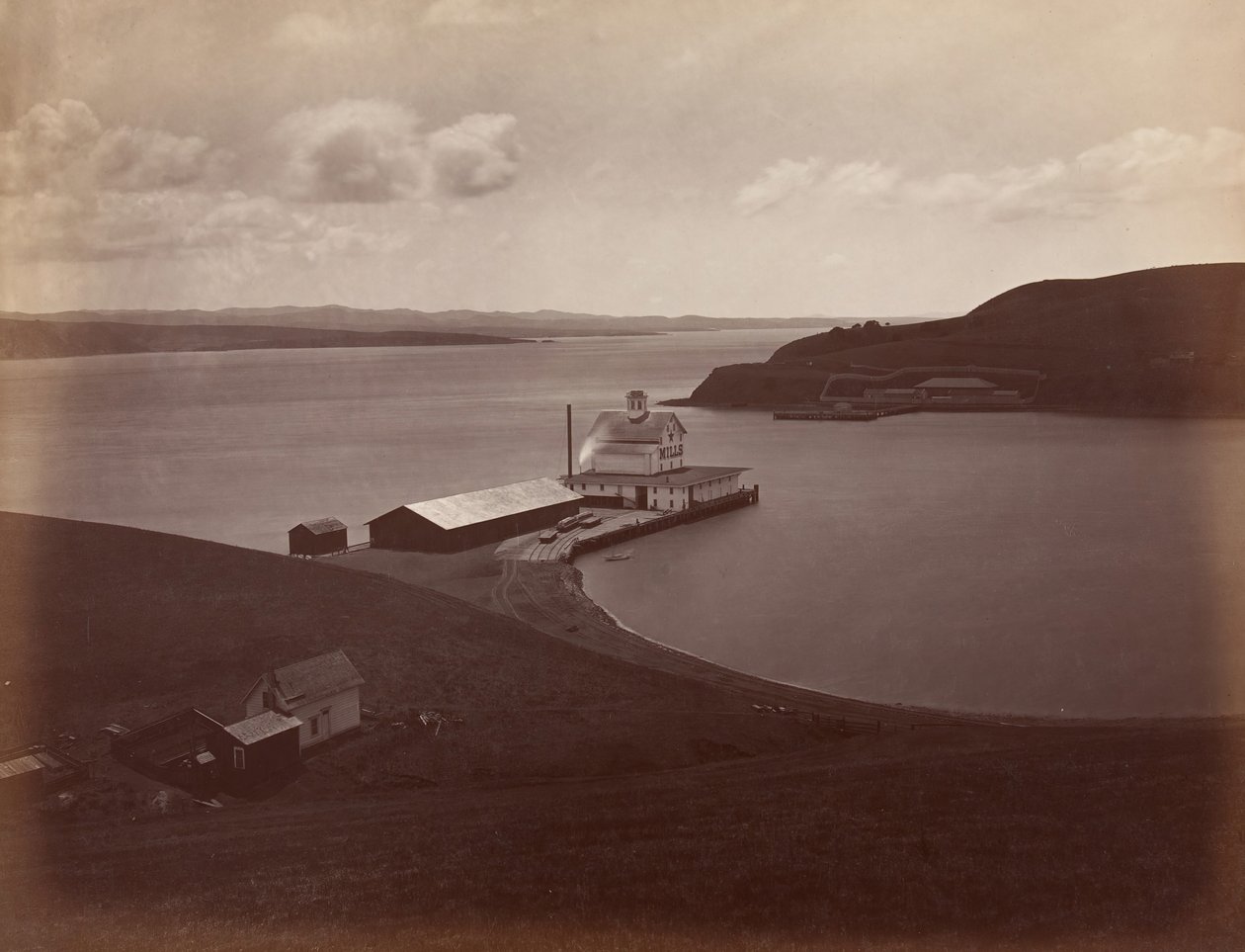 Carquennesstredet, fra South Vallejo, 1868-69. av Carleton Emmons Watkins