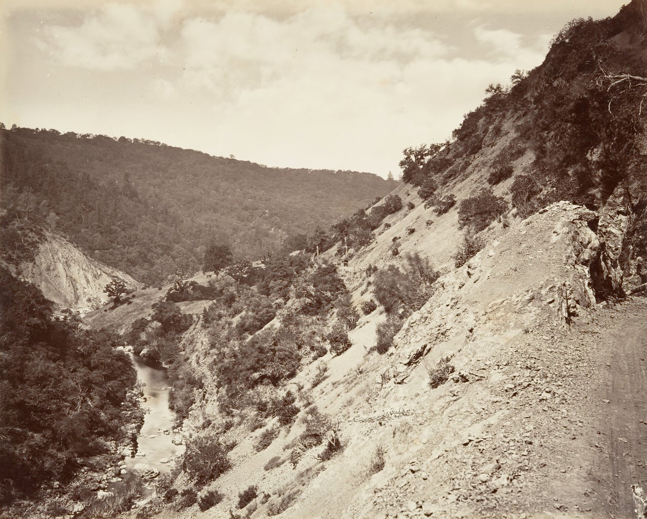 Sulphur Creek and Road to Geysers, 1868-70, trykt ca. 1876. av Carleton Emmons Watkins