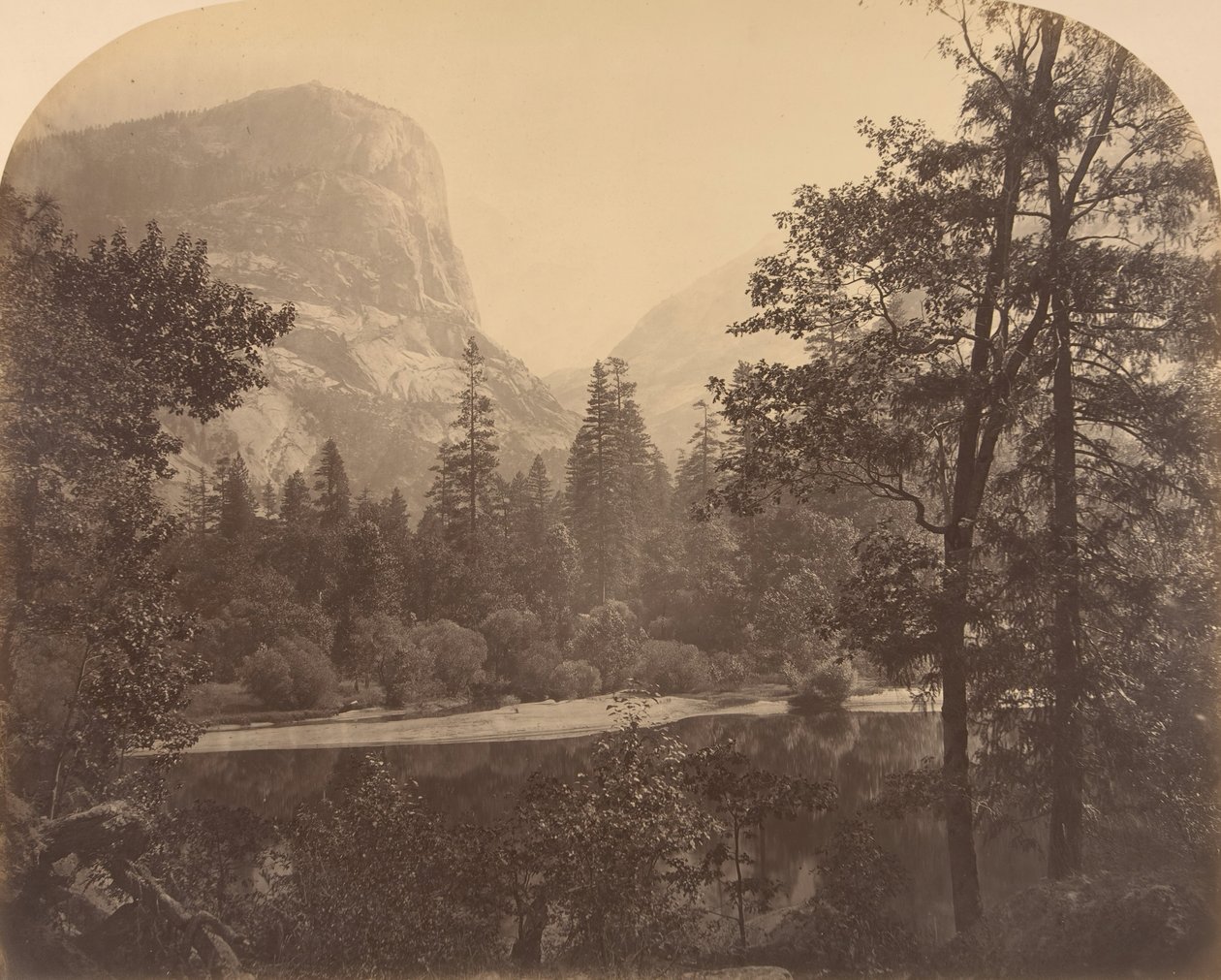 Innsjøen ved foten av Half Dome, 1861. av Carleton Emmons Watkins