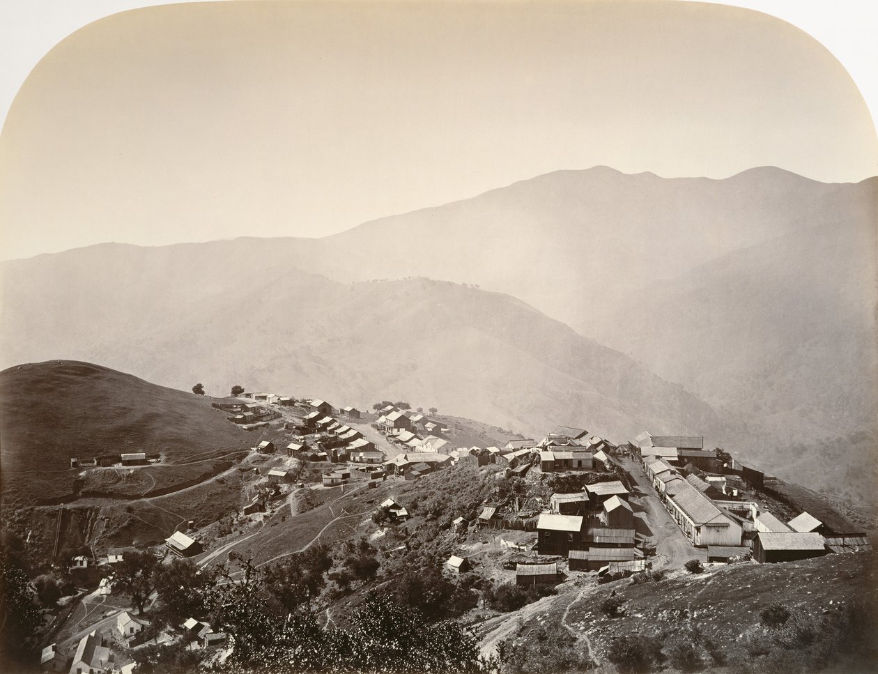 The Town on the Hill, New Almaden, 1863. av Carleton Emmons Watkins