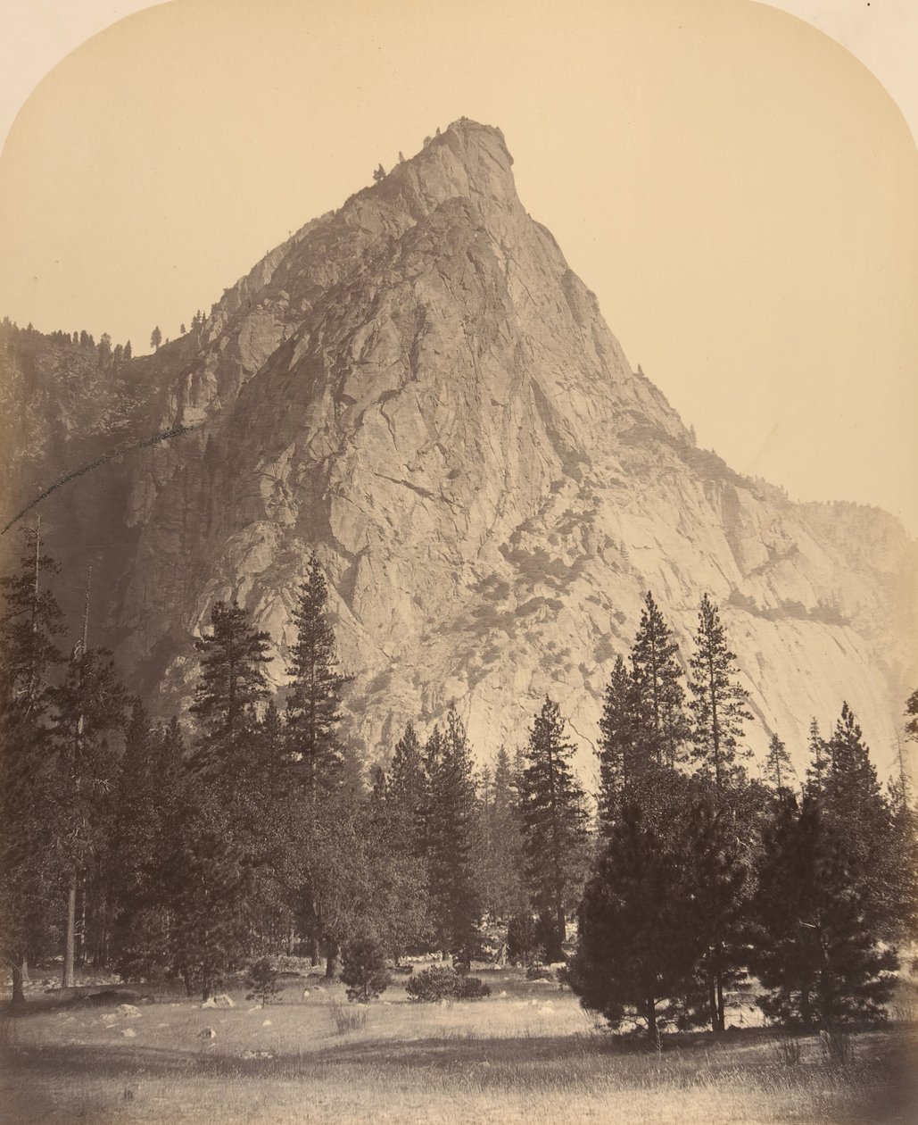 Three Brothers, sett forfra, 4480 fot, 1861. av Carleton Emmons Watkins