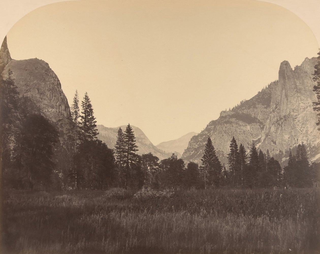 Up the Valley, North Dome i Center, Sentinel på venstre side, 1861. av Carleton Emmons Watkins