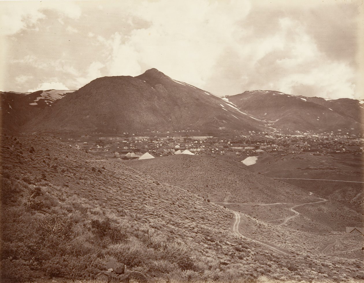 Virginia City, 1875, trykt ca. 1876. av Carleton Emmons Watkins
