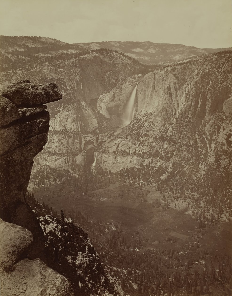 Yosemite Falls fra Glacier Point, 1865-66, trykt ca. 1875. av Carleton Emmons Watkins
