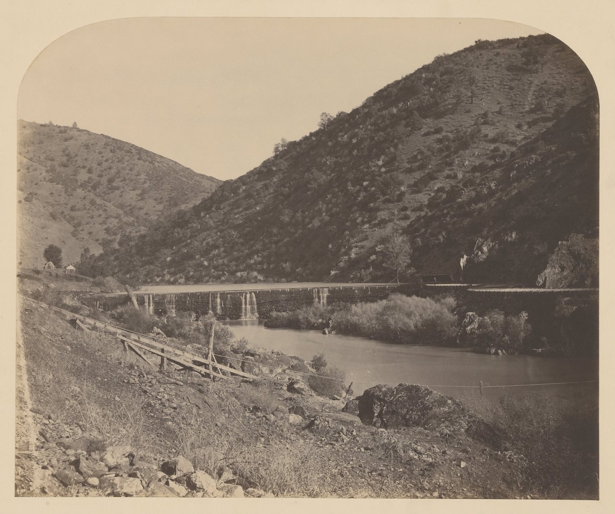 Benton Dam, Merced River av Carleton Watkins