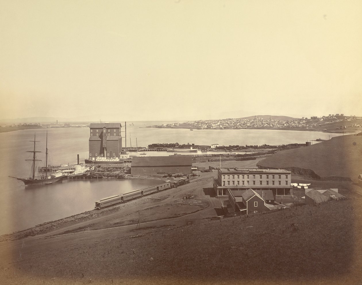 [Byen Vallejo sett fra South Vallejo] av Carleton Watkins