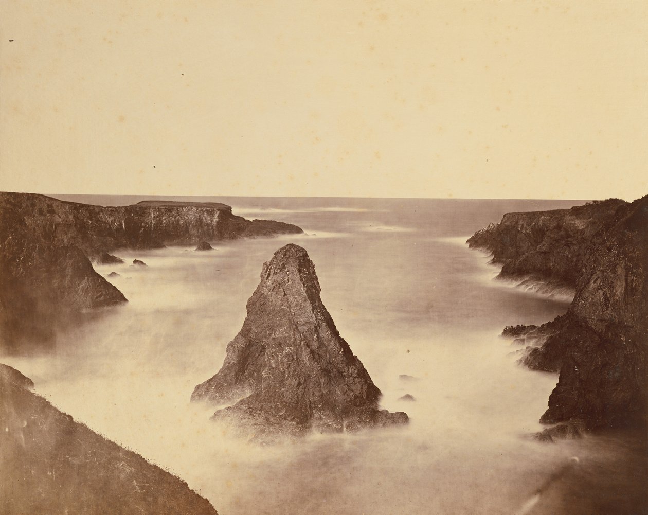 [Kystutsikt nr. 1] / [Kystutsikt, Mendocino] av Carleton Watkins