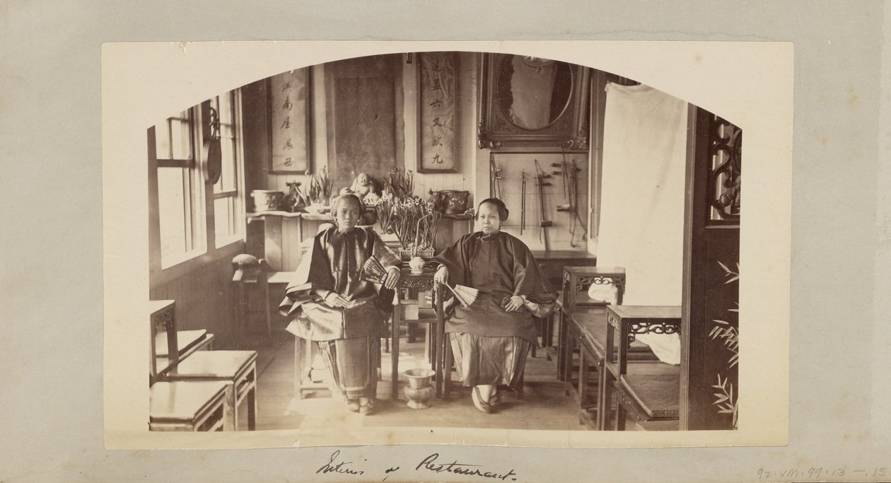 Interiør i restaurant [Chinatown, San Francisco] av Carleton Watkins