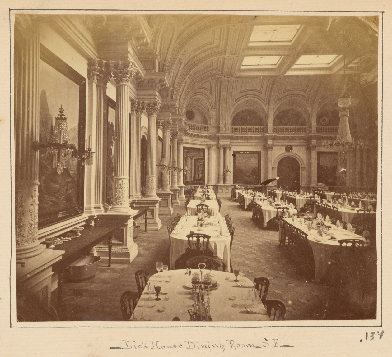 Spisesalen i Lick House, San Francisco av Carleton Watkins
