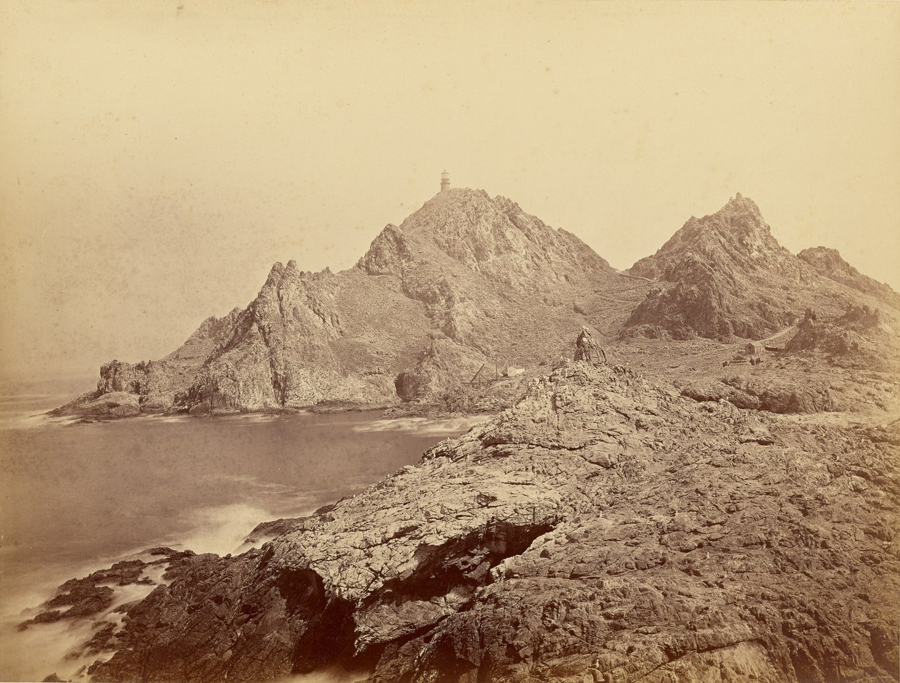 [Fyr, Farallon-øyene] / [Ved Farallones] av Carleton Watkins