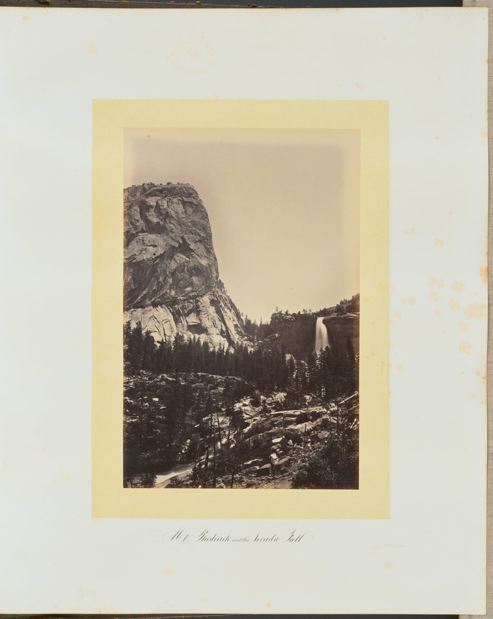 Mount Broderick og Nevadafossen av Carleton Watkins