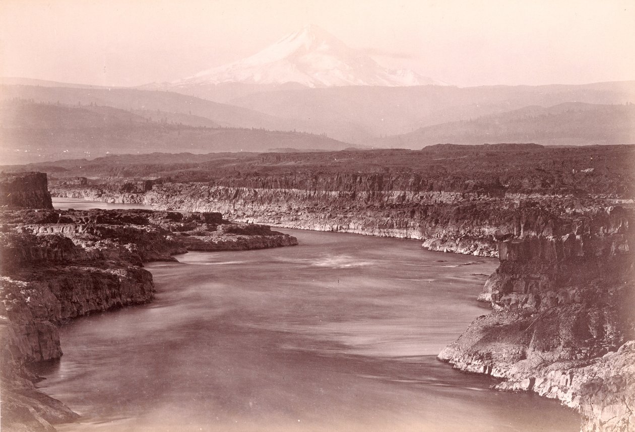[Mount Hood sett fra The Dalles, Oregon] av Carleton Watkins