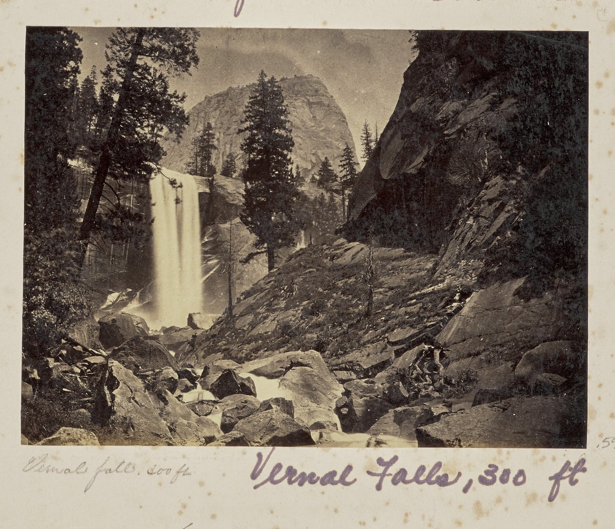 Piwyac - Vernal Falls - 300 fot, Yosemite Valley, Mariposa County, California (nr. 21) av Carleton Watkins