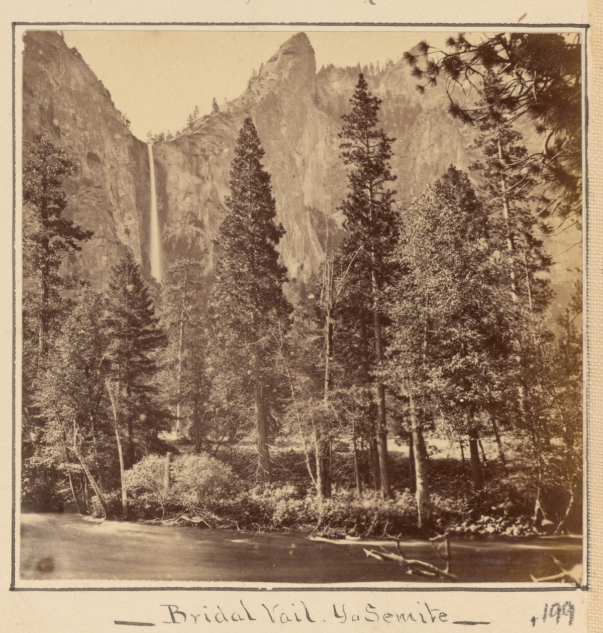 Pohono, eller Brudesløret, 900 fot av Carleton Watkins
