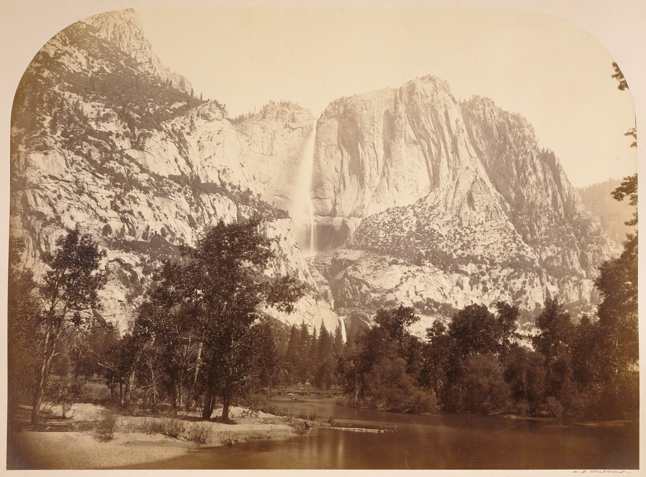 Utsikt over elven, Yosemite-fallene. 2477 ft. av Carleton Watkins