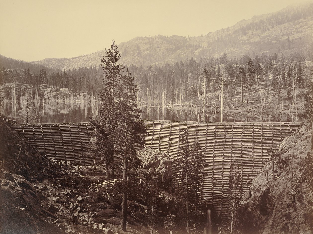 Rudyard-reservoaret. Sentral dam 114 fot høy; tømmerkasse og steinfylling av Carleton Watkins