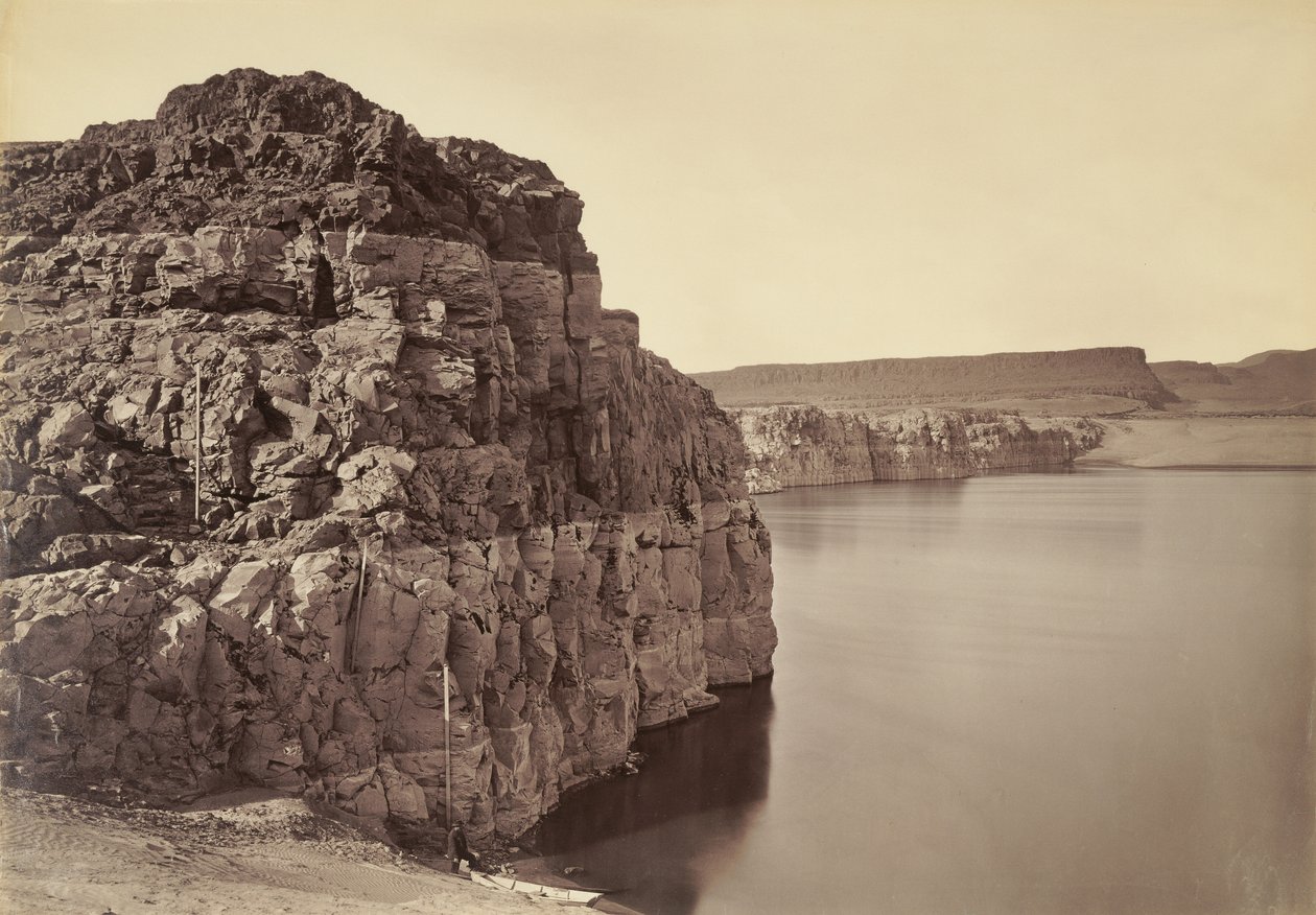 [The Dalles, høyeste og laveste vannstand, 92 fot] / [Øvre ende av Dalles, Columbiaelven, Oregon] av Carleton Watkins